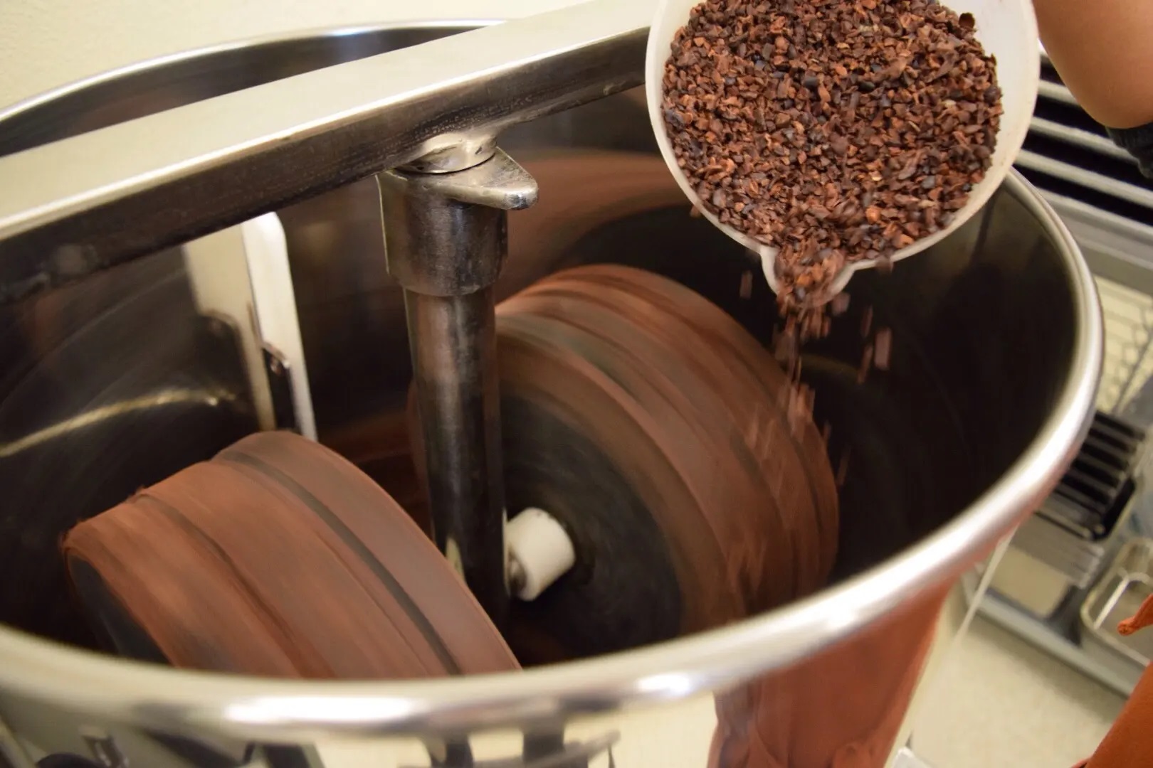 how-to-grind-cacao-nibs