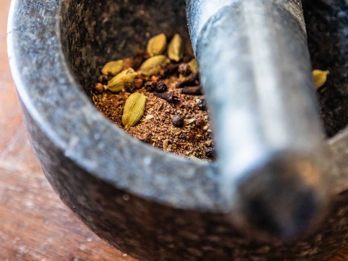how-to-grind-cardamom-mortar-and-pestle