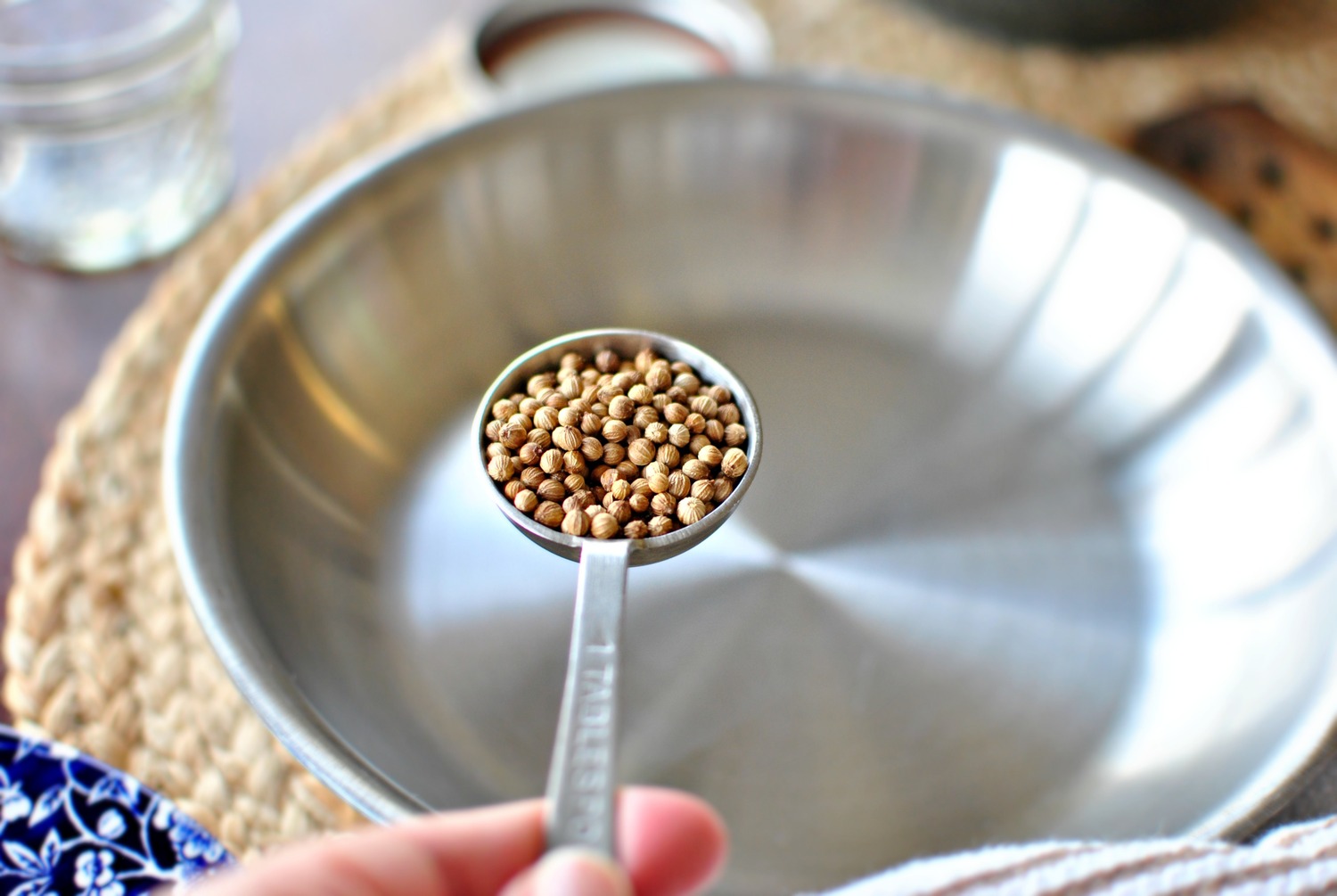how-to-grind-coriander-seeds