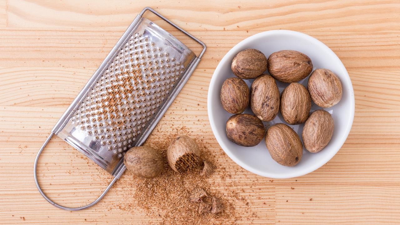 how-to-grind-nutmeg