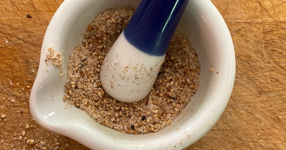 how-to-grind-sesame-seeds-using-a-mortar-and-pestle