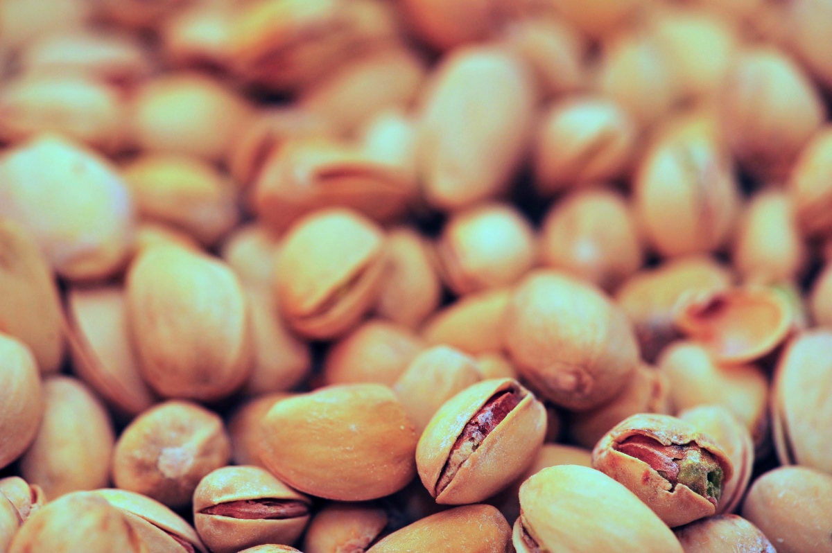 how-to-hull-pistachio-nuts