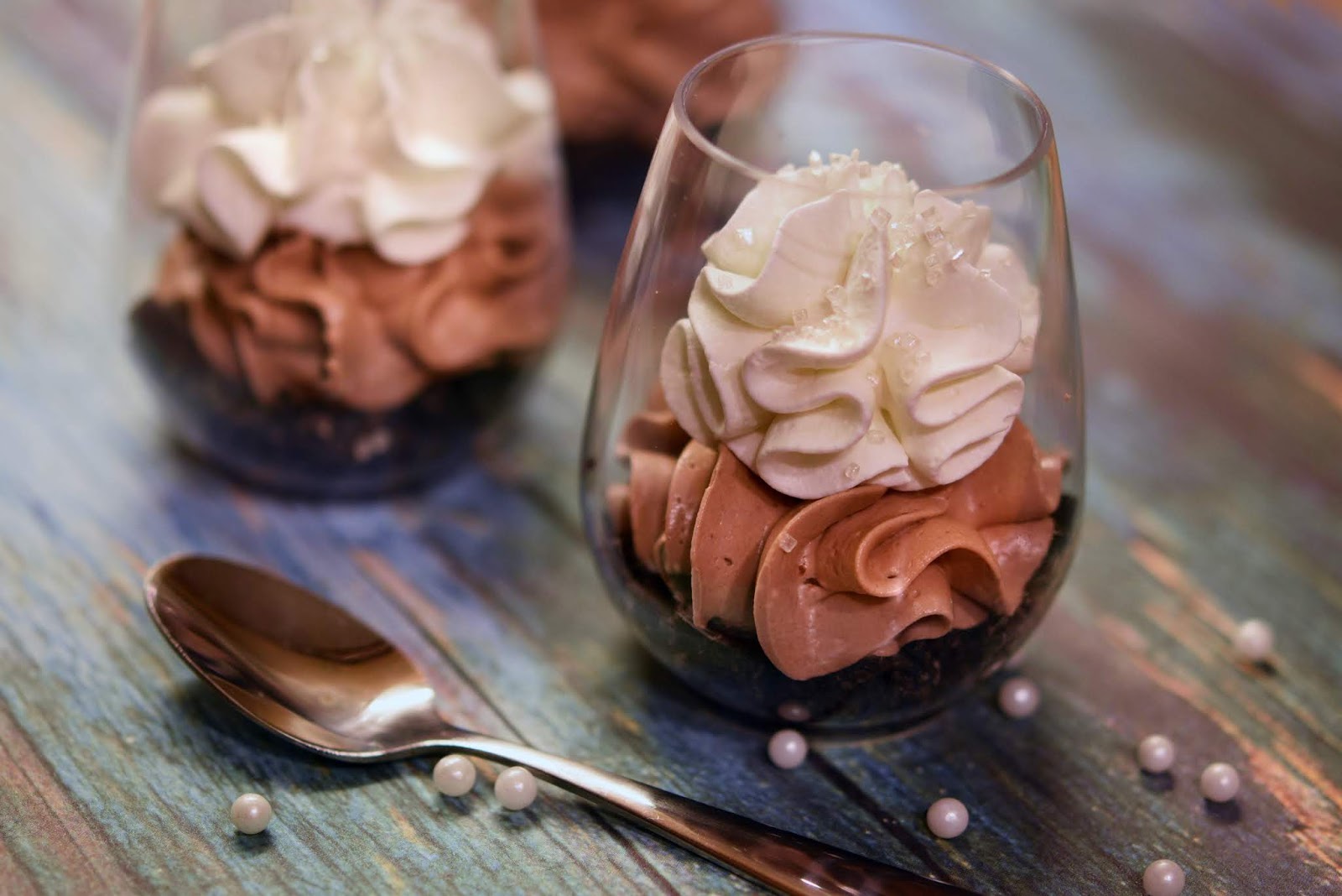 how-to-infuse-chocolate-streaks-in-a-vanilla-mousse