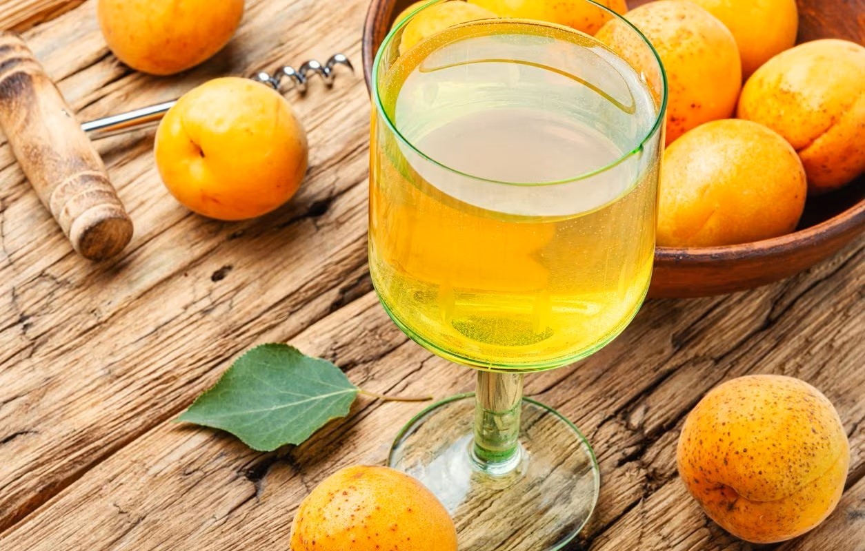 how-to-infuse-cognac-with-apricot