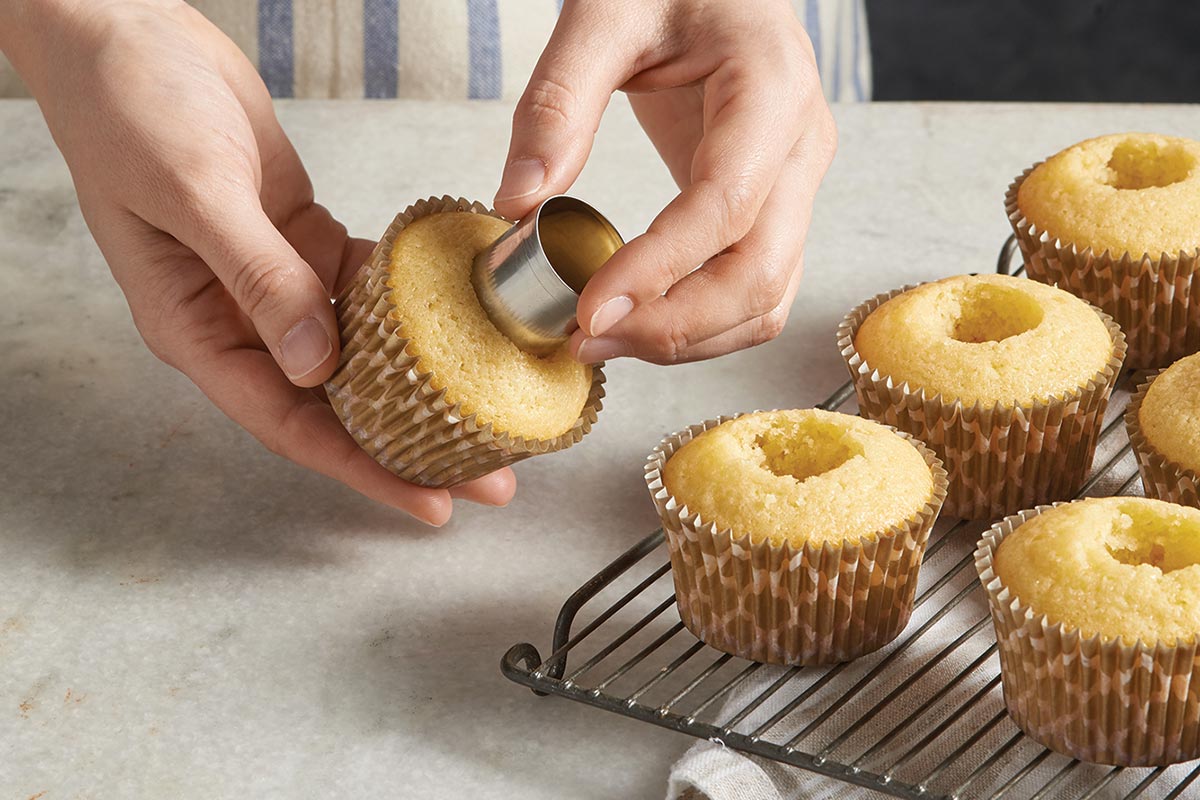 how-to-infuse-filling-into-cupcakes