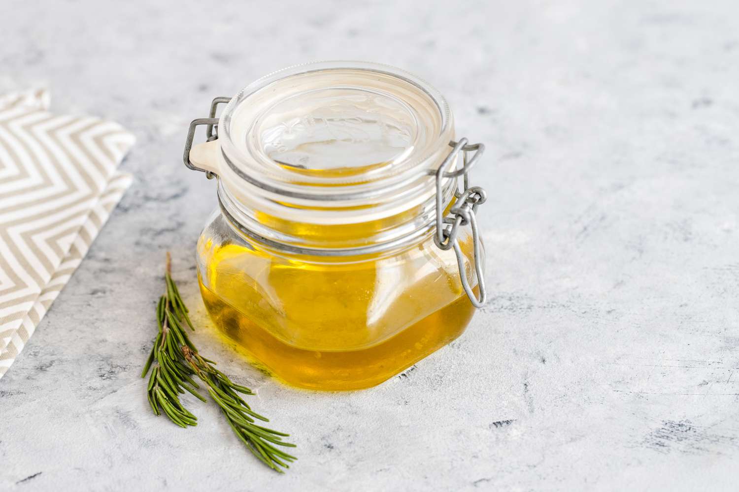 how-to-infuse-rosemary-in-olive-oil