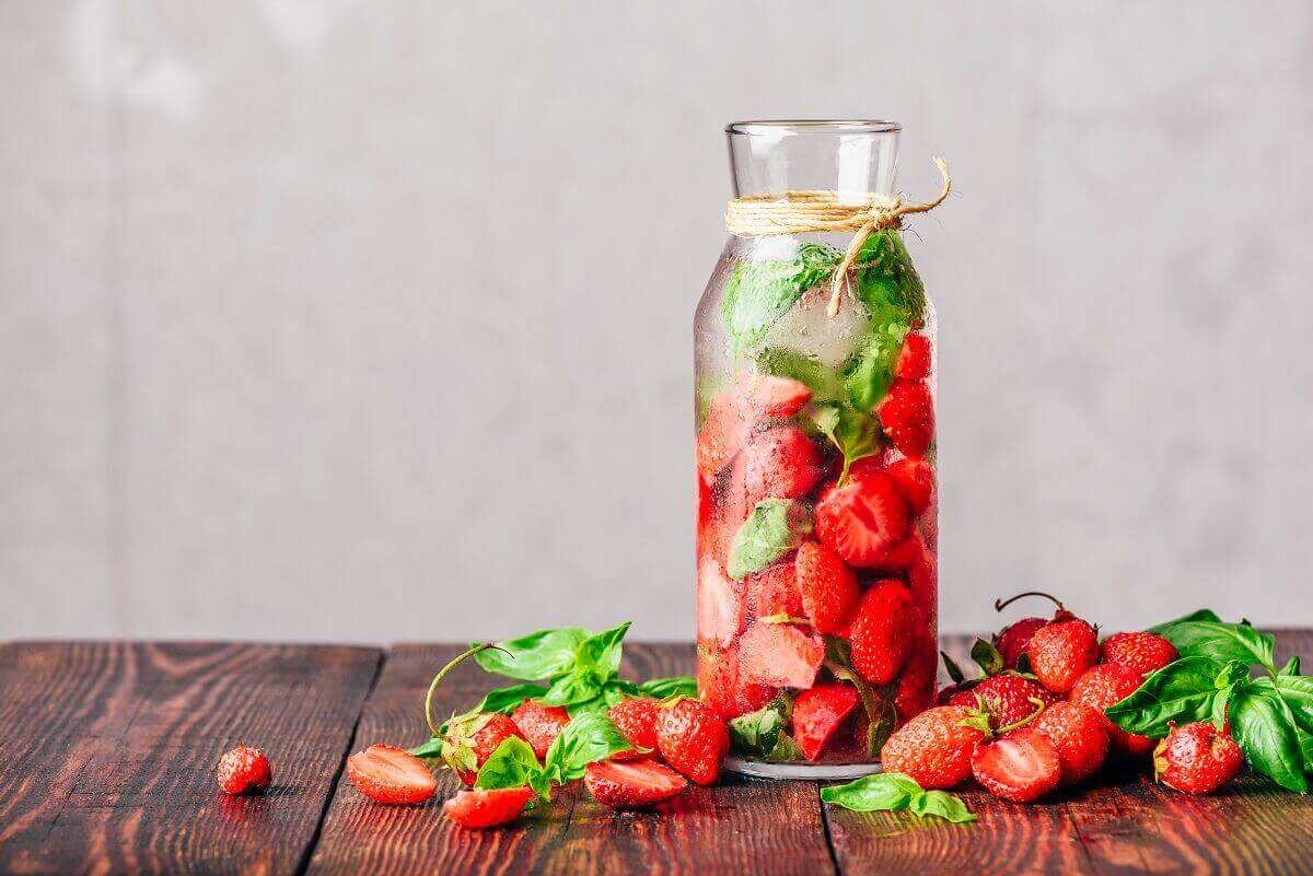 how-to-infuse-strawberries-with-water