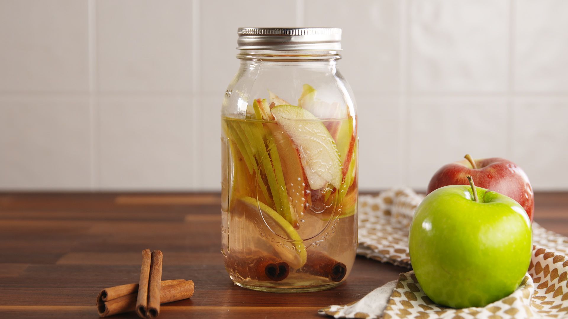 how-to-infuse-vodka-with-apples-and-cinnamon