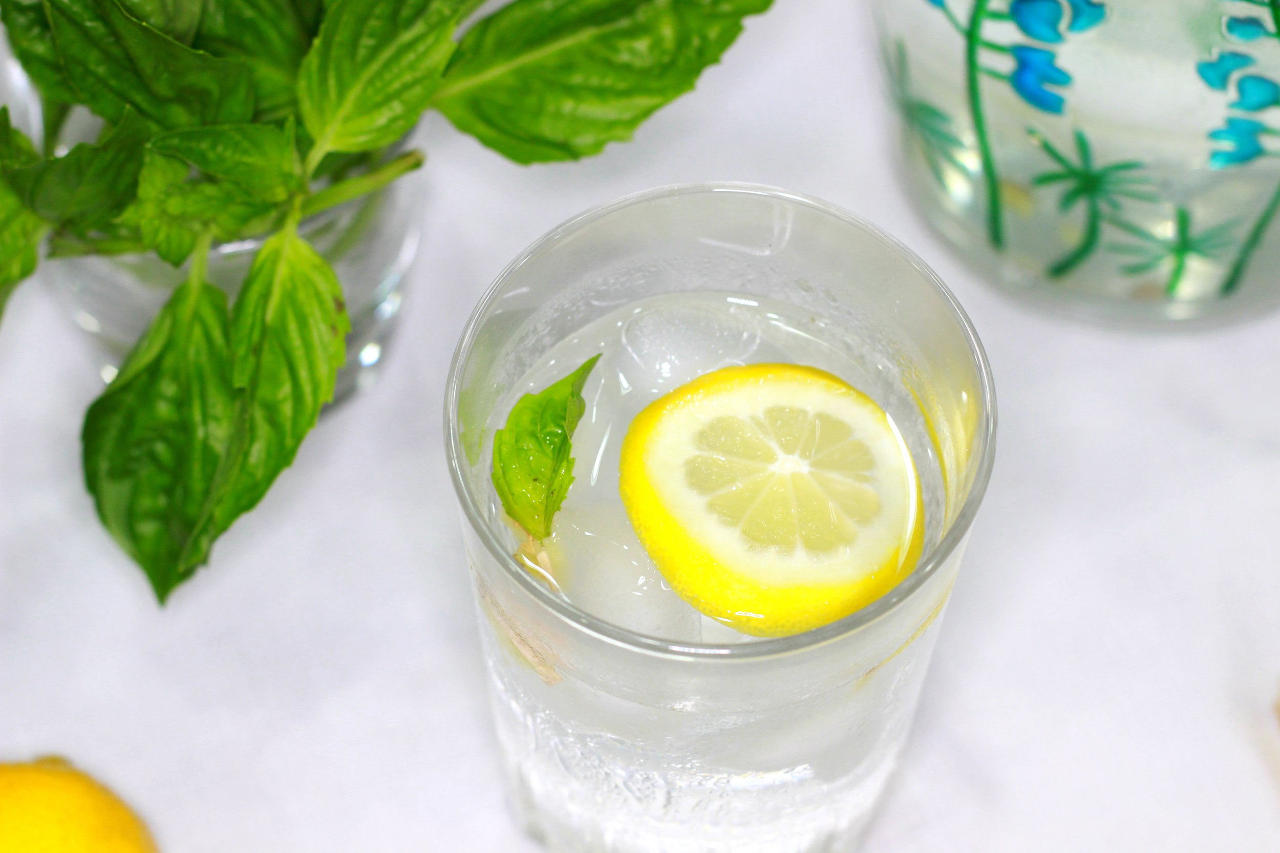 how-to-infuse-water-with-basil