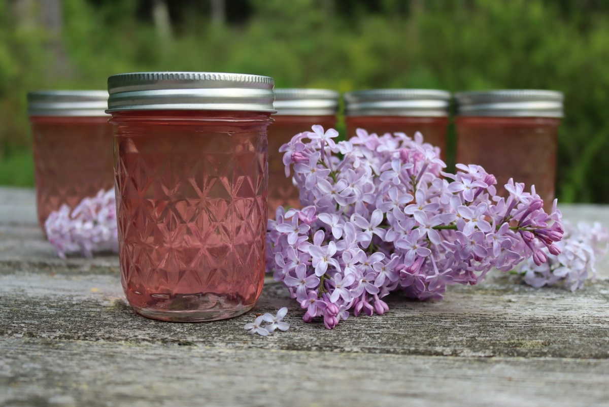 how-to-infuse-water-with-lilac
