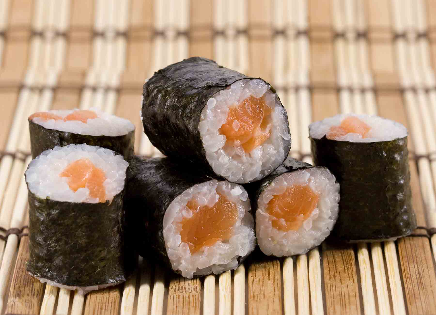 how-to-make-sushi-salmon-roll
