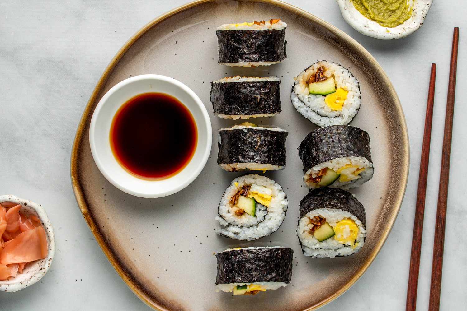 how-to-make-sushi-with-egg-in-the-middle