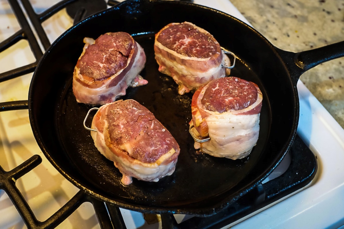 how-to-pan-fry-bacon-wrapped-steak
