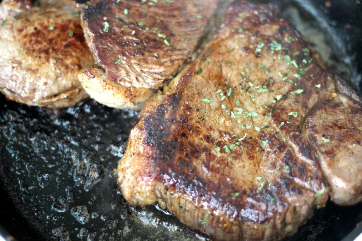 how-to-pan-fry-sirloin-steaks