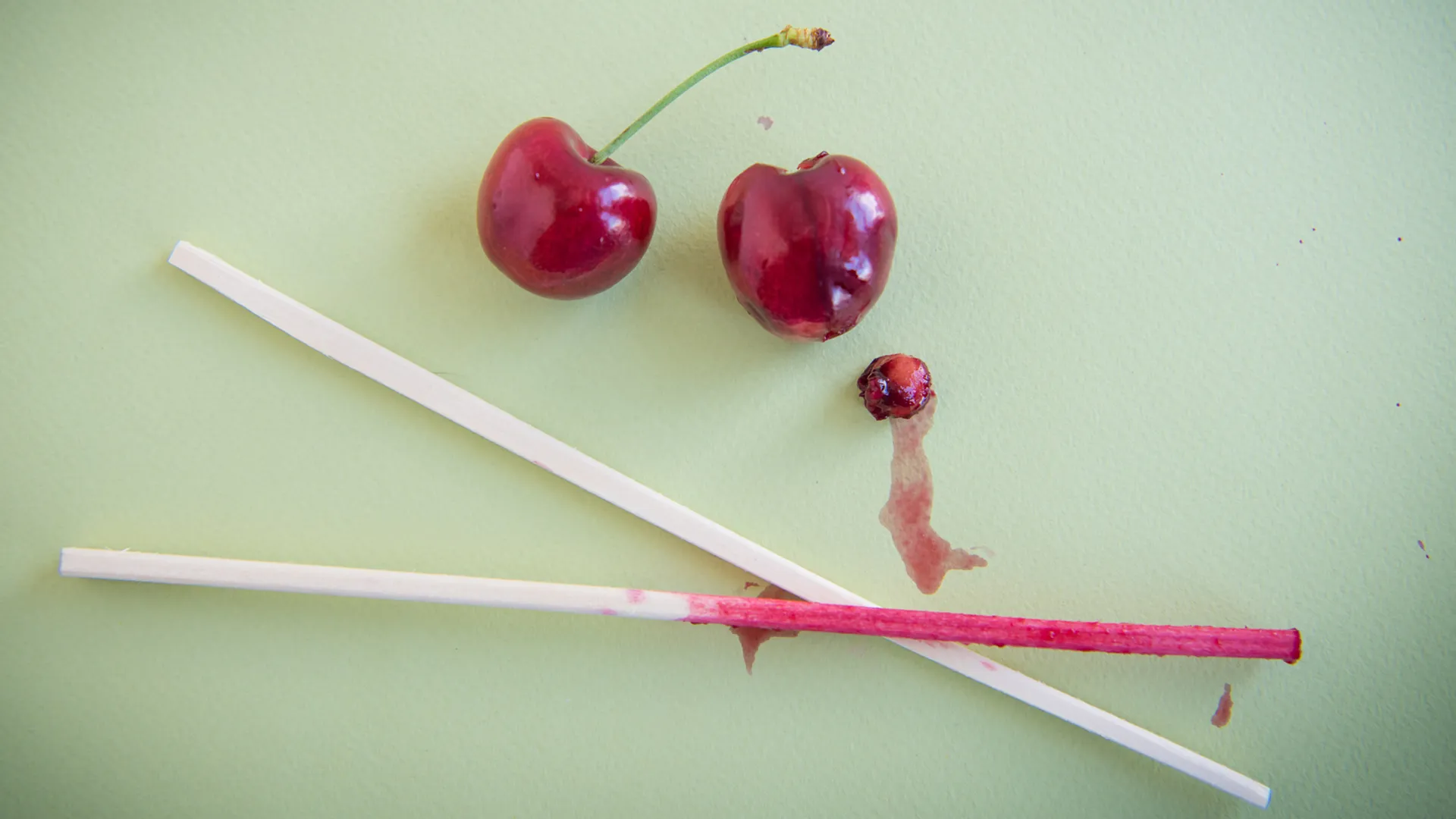 how-to-pit-a-cherry-with-a-chopstick