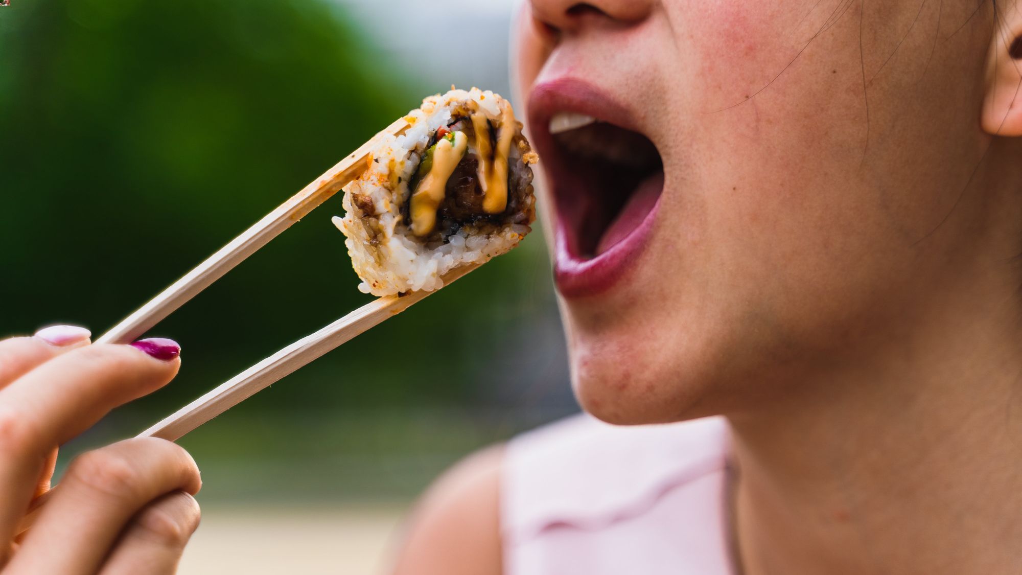 how-to-properly-eat-sushi-rolls