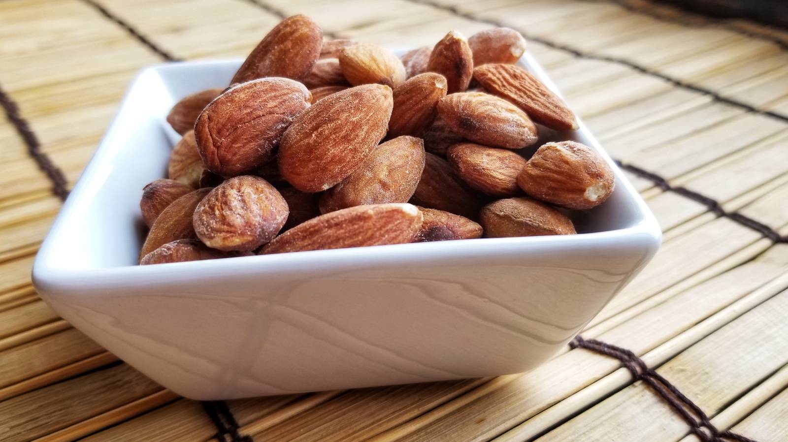 how-to-roast-blanched-almonds-with-salt
