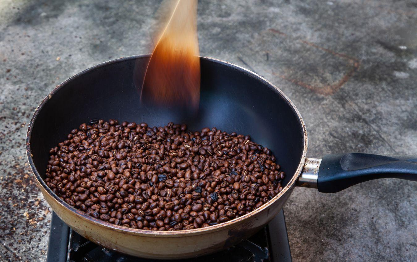 how-to-roast-coffee-skillet