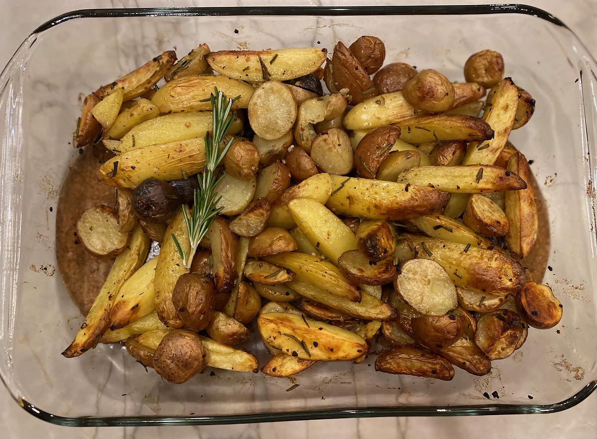 how-to-roast-potatoes-in-the-oven-crispy-rosemary