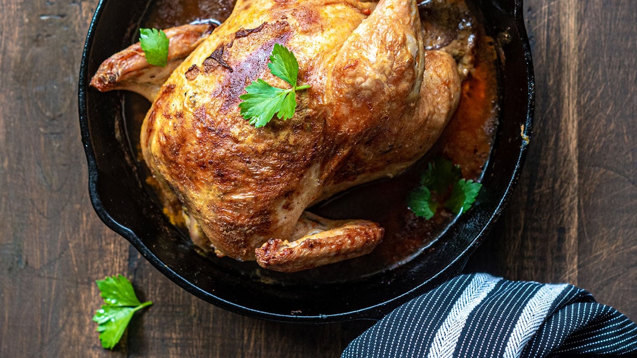 how-to-roast-whole-chicken-in-cast-iron-pan