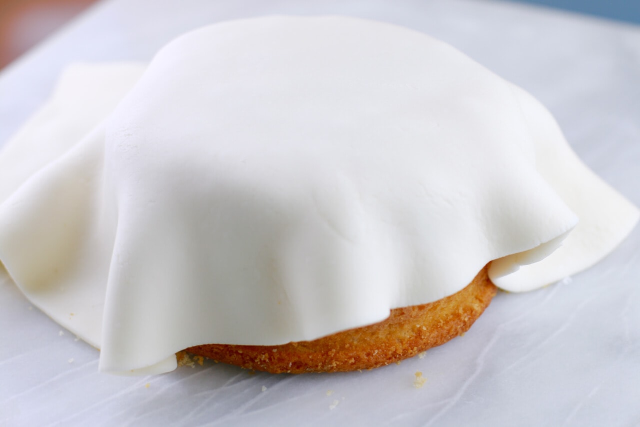 how-to-roll-out-fondant-for-a-large-cake