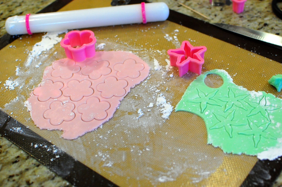 how-to-roll-out-fondant-for-cutouts