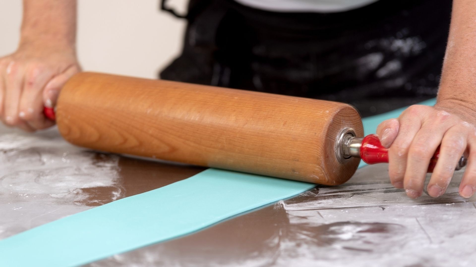 how-to-roll-out-fondant-icing-without-it-sticking