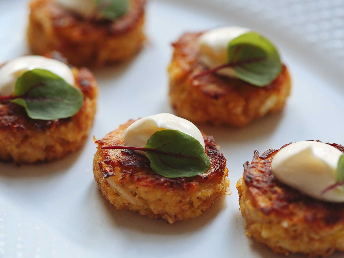 how-to-season-and-garnish-crab-cake