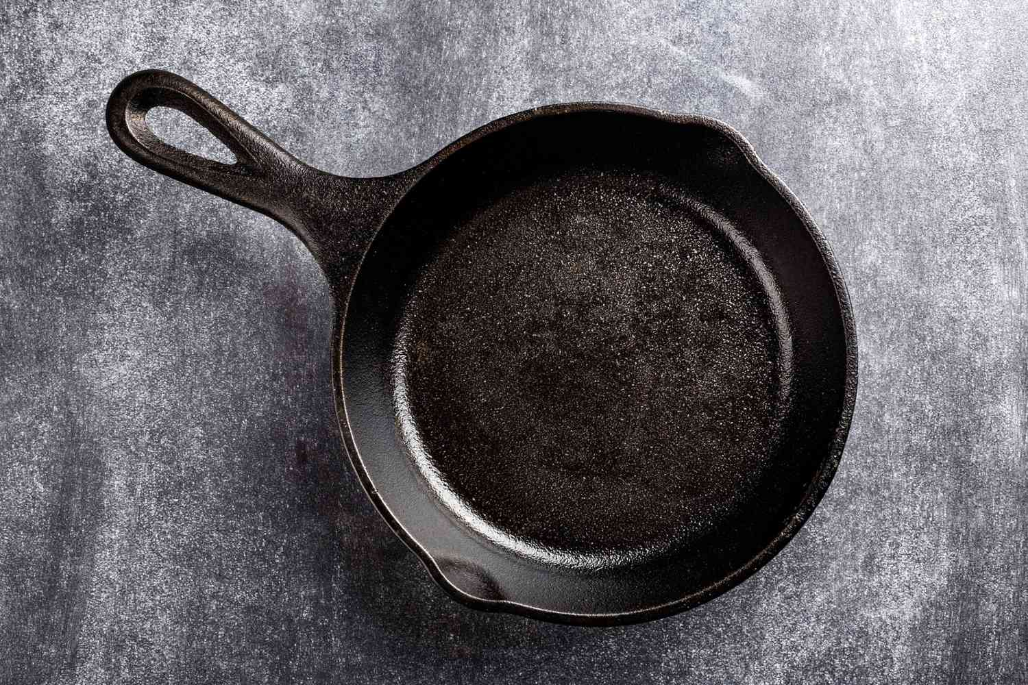 how-to-season-black-cast-iron-skillet