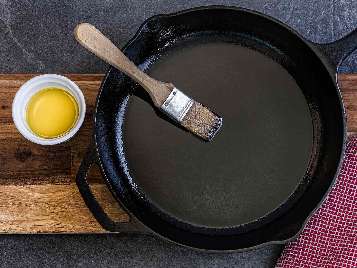how-to-season-cast-iron-skillet-in-the-oven