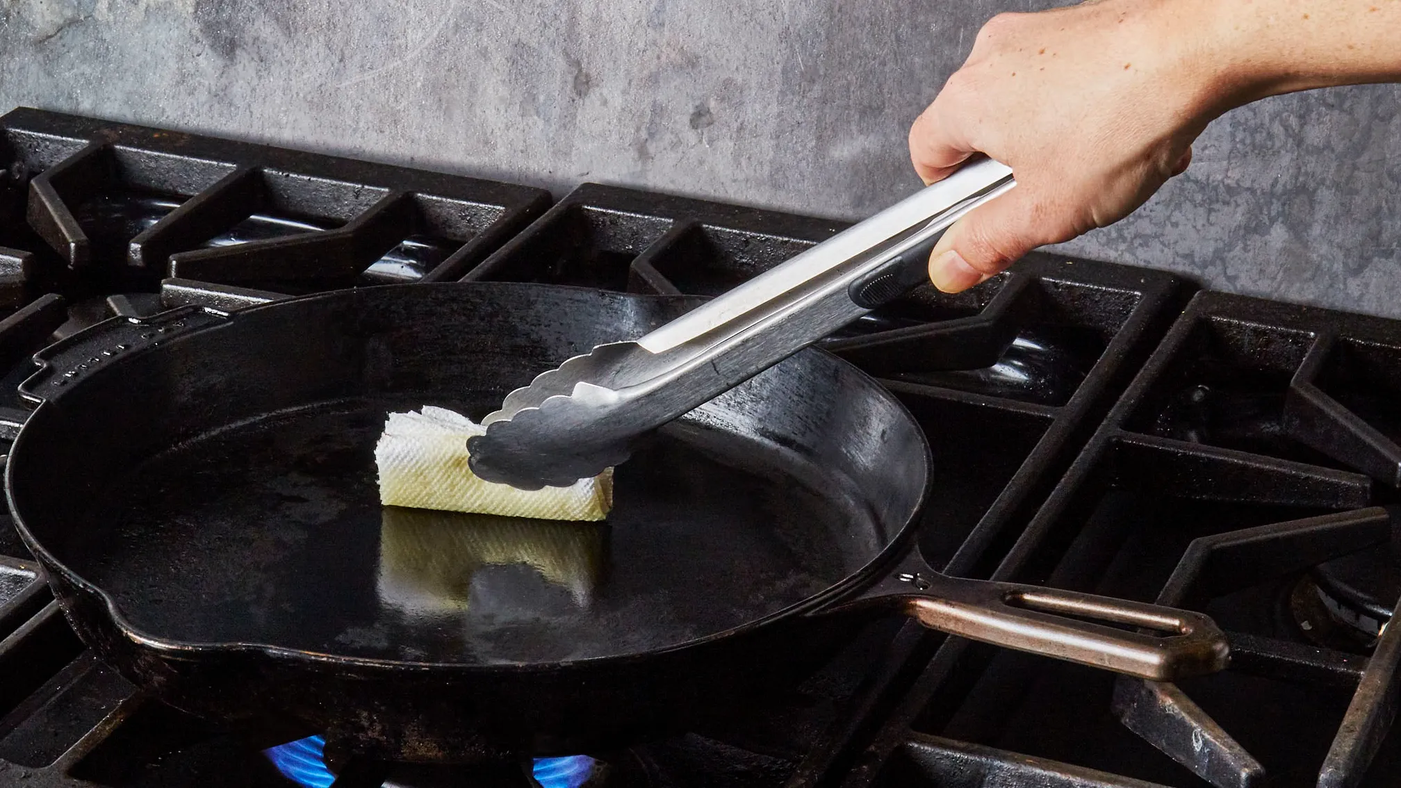 how-to-season-cast-iron-skillet-with-flax-oil