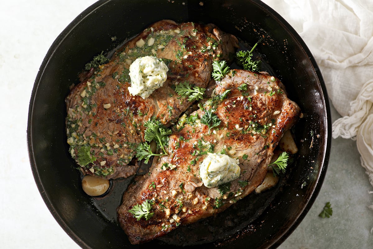how-to-season-steak-with-garlic