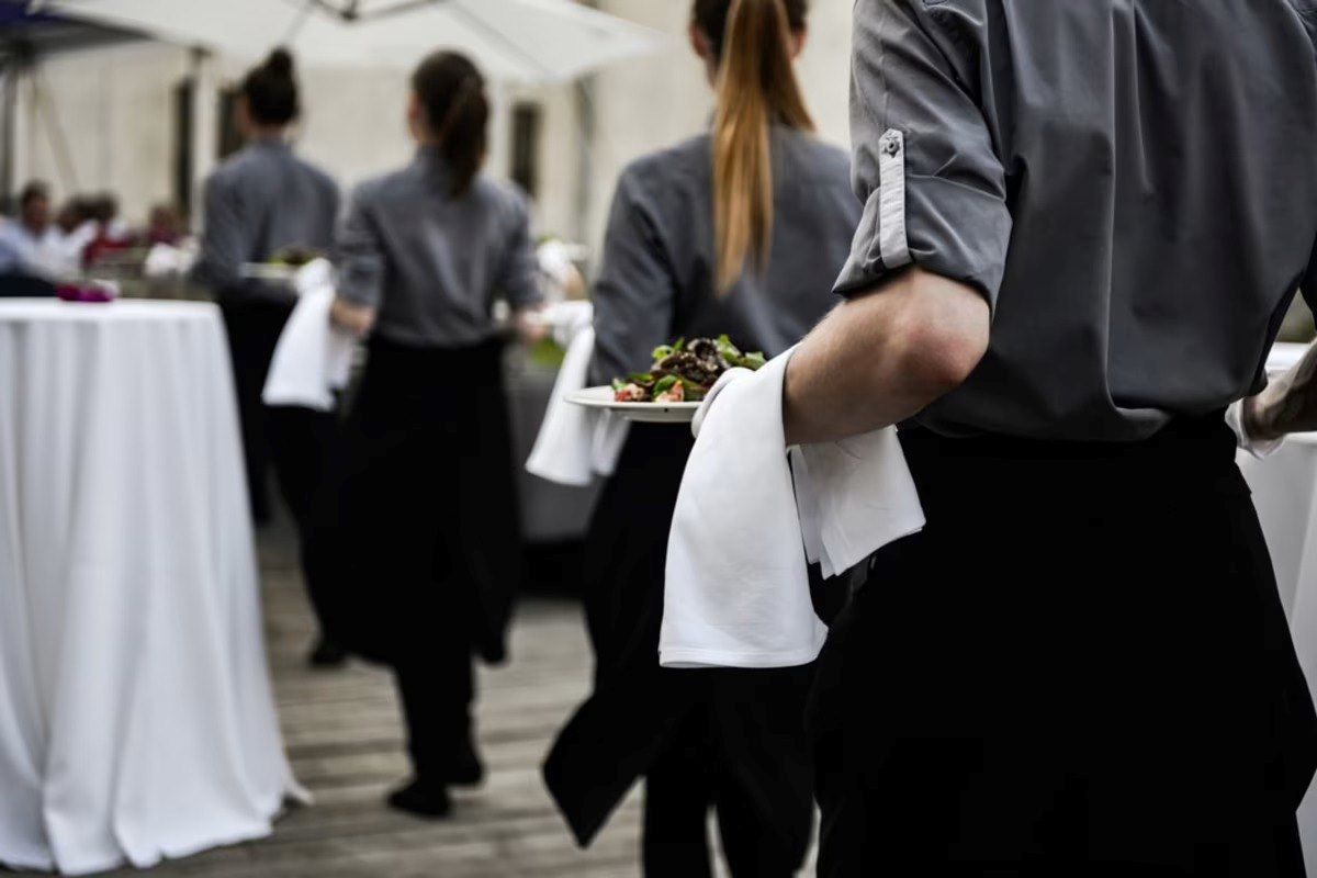 how-to-show-wait-staff-how-to-cater-an-event