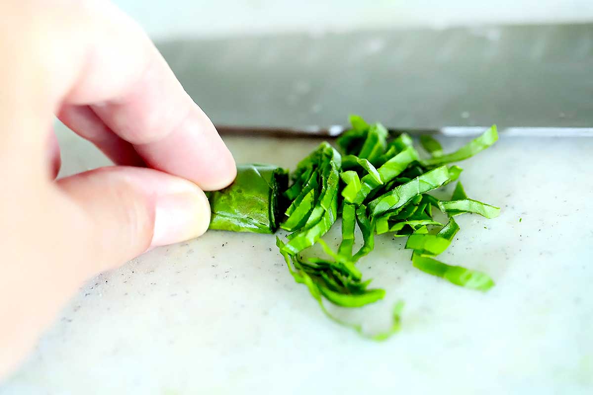 how-to-shred-basil-leaves