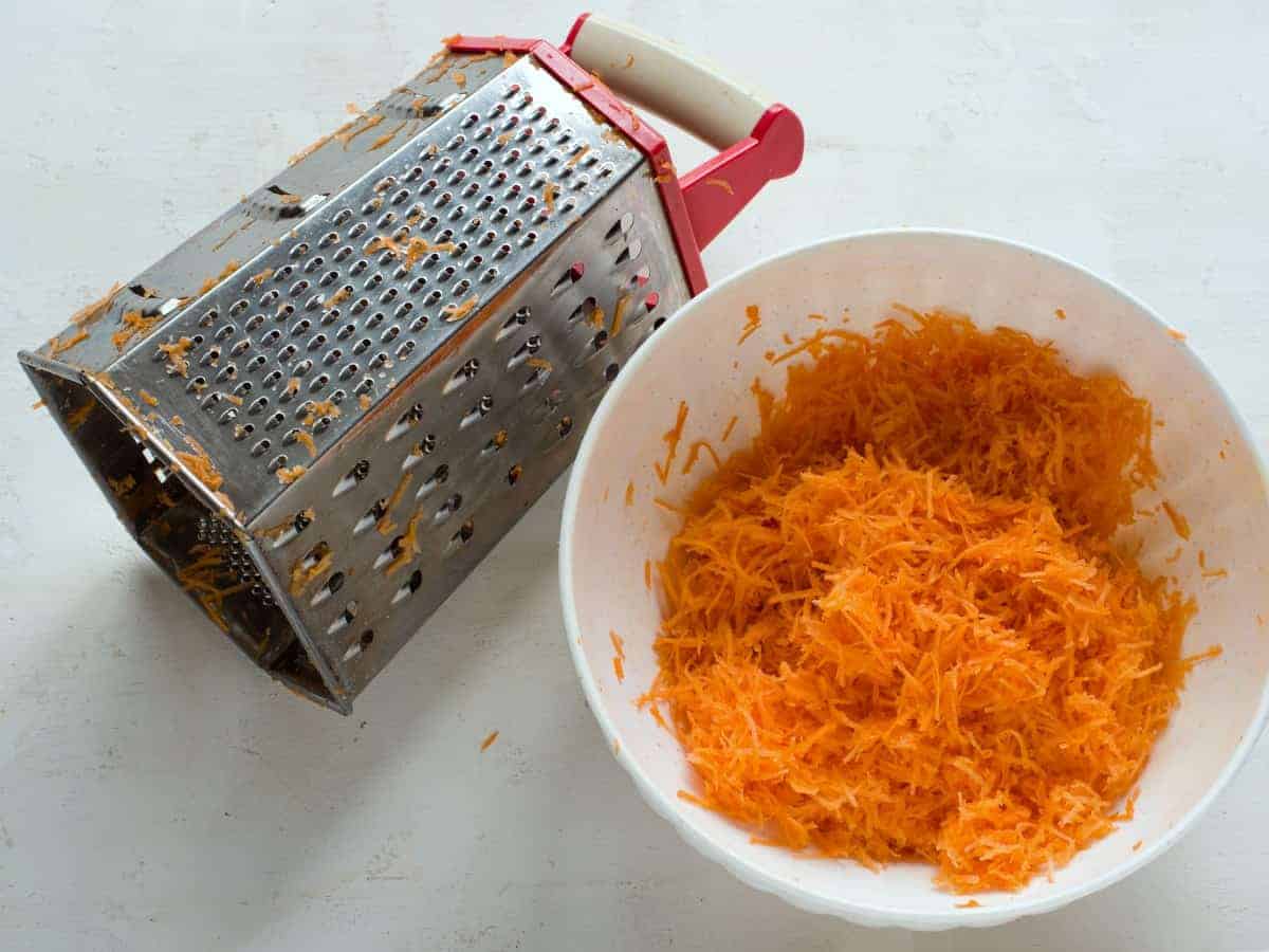 how-to-shred-carrots-for-carrot-cake
