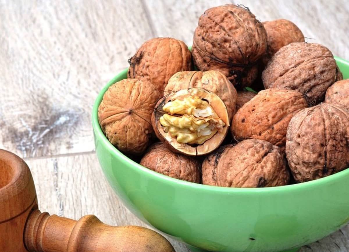 how-to-shuck-a-walnut