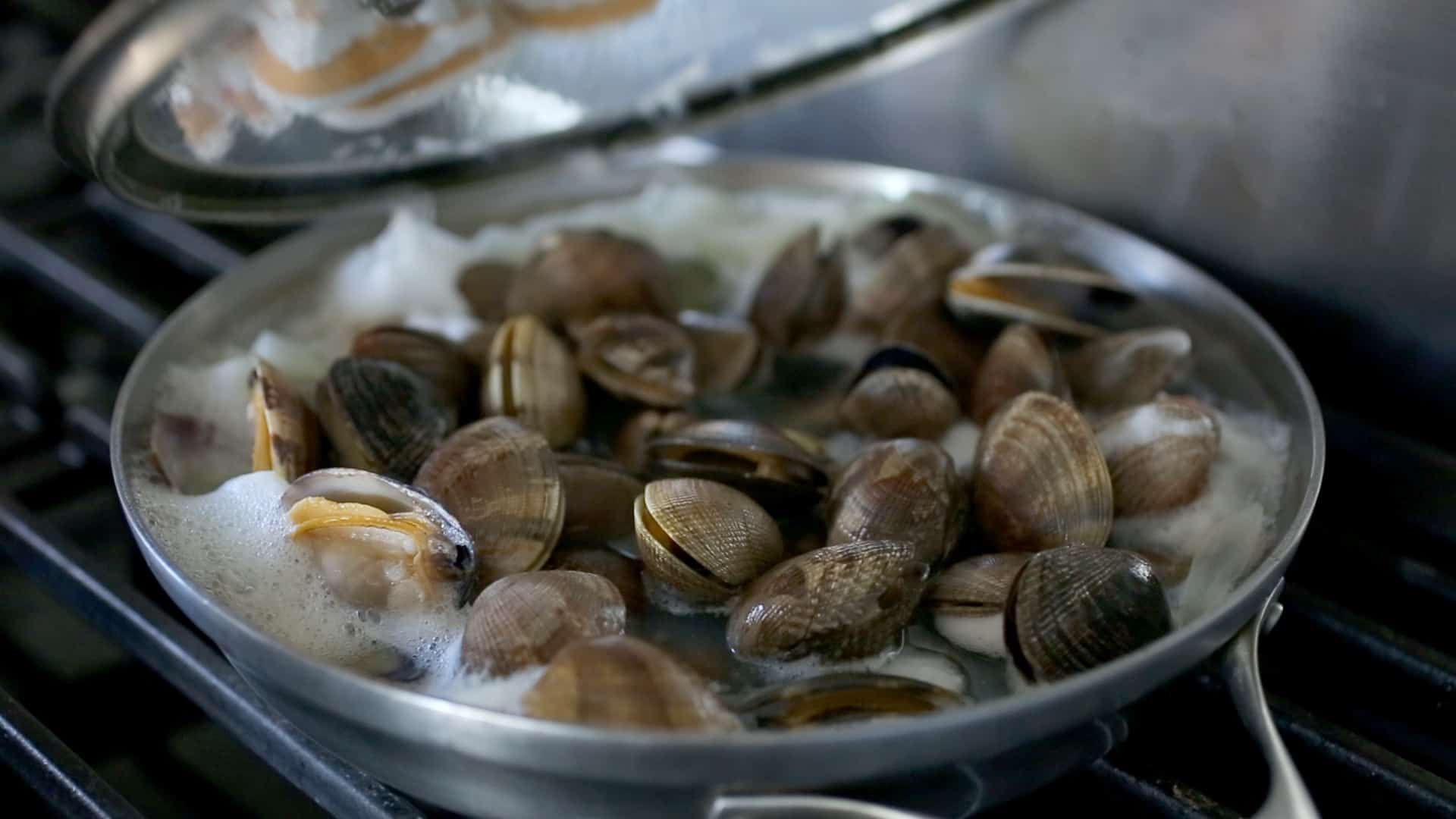 how-to-shuck-clams-with-hot-water