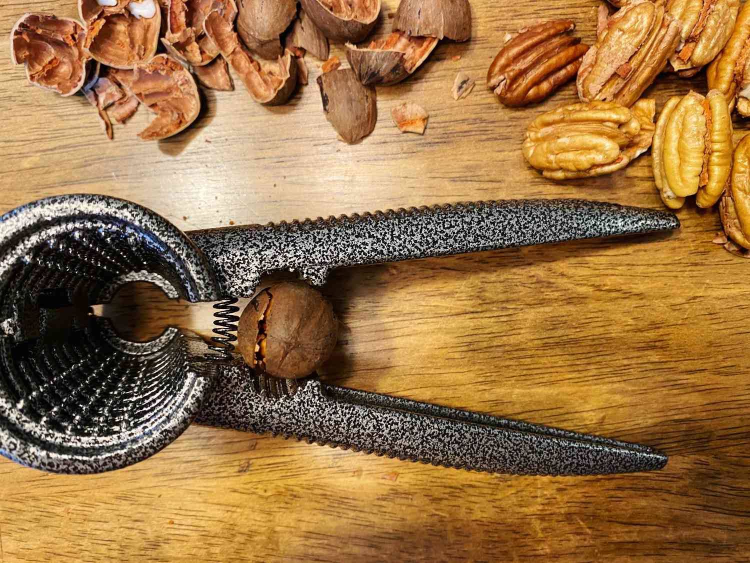 how-to-shuck-pecans