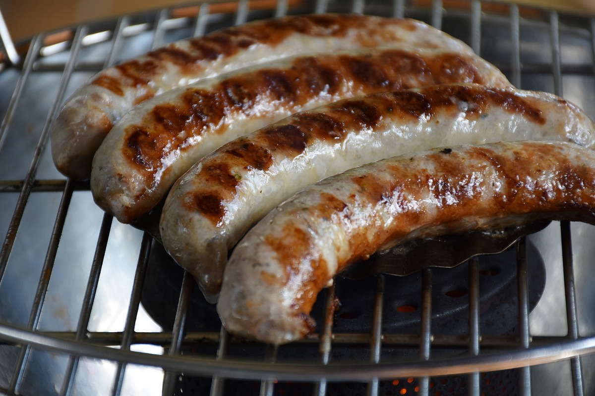 how-to-smoke-fully-cooked-bratwurst