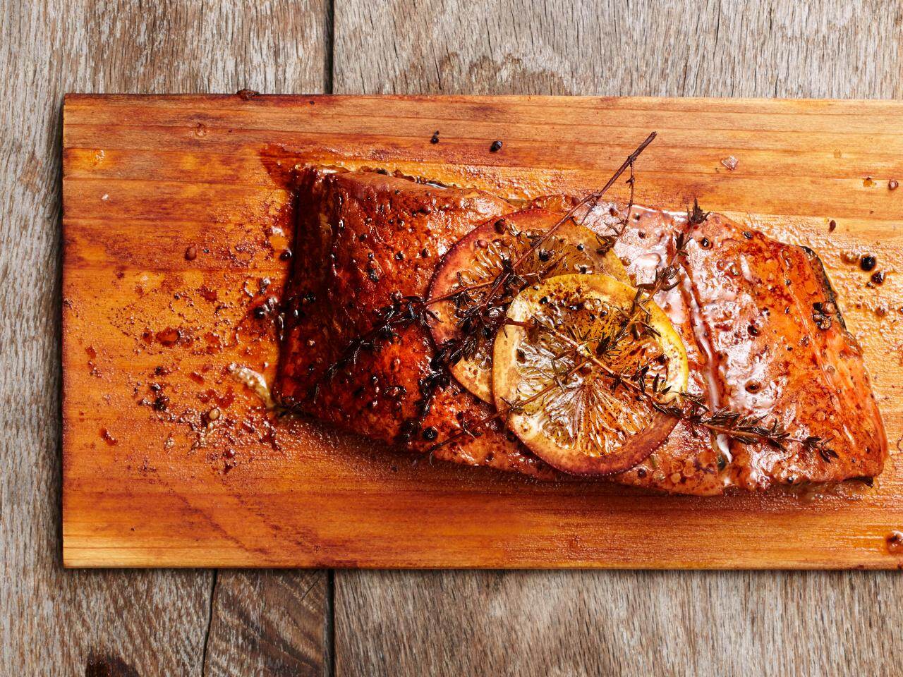 how-to-smoke-salmon-on-a-plank