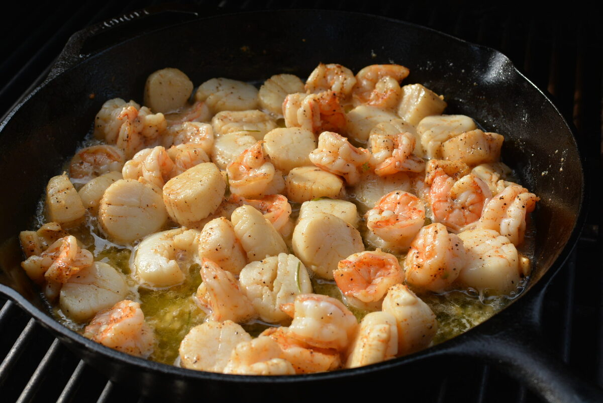 how-to-smoke-shrimp-and-scallops
