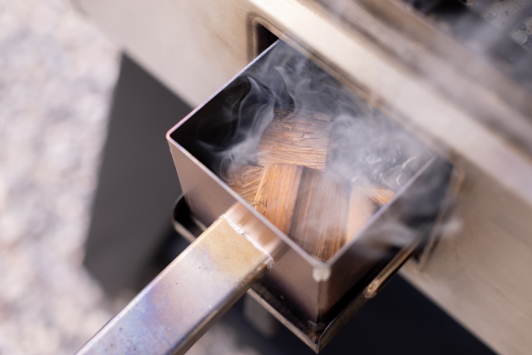 how-to-smoke-using-wood-chips-in-fire-box