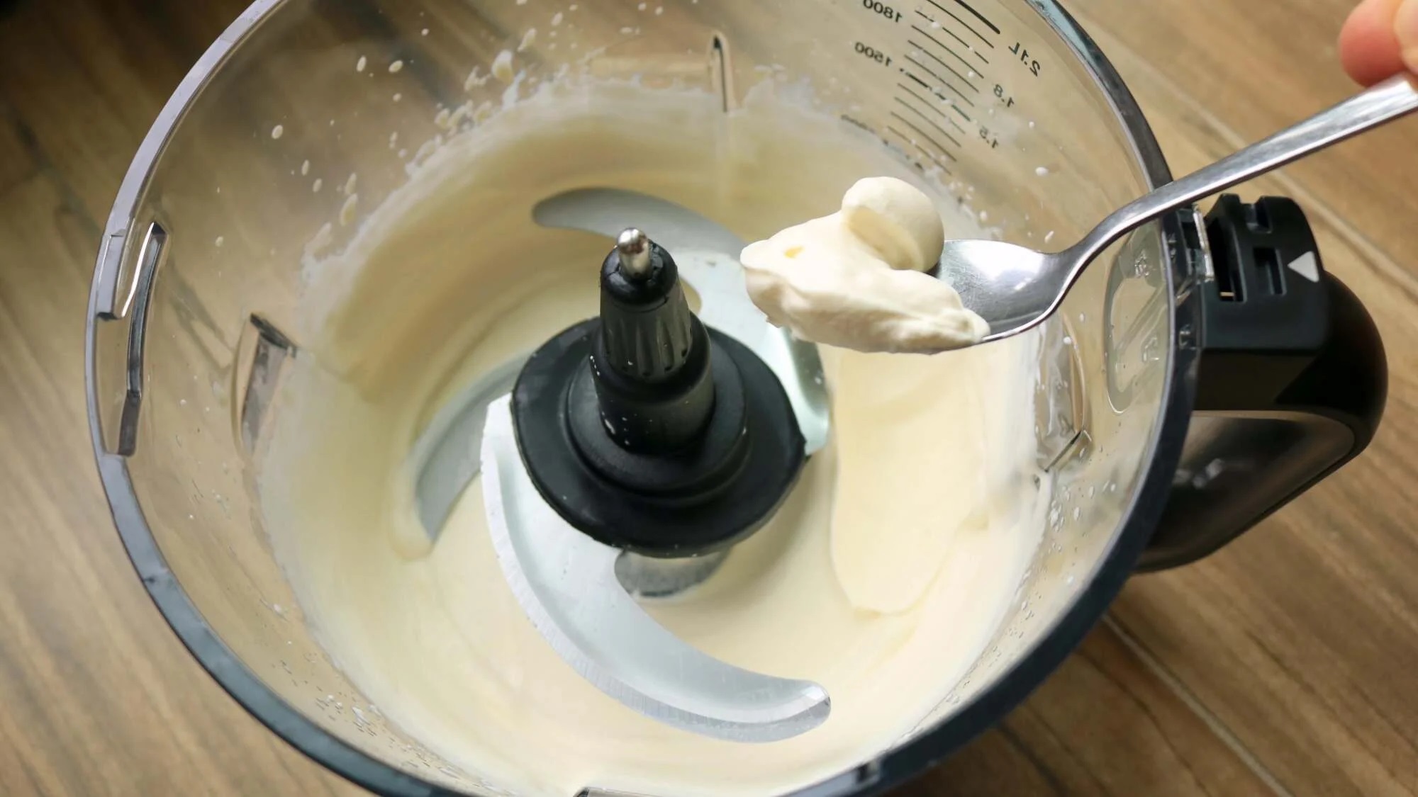 how-to-whip-cream-with-food-processor