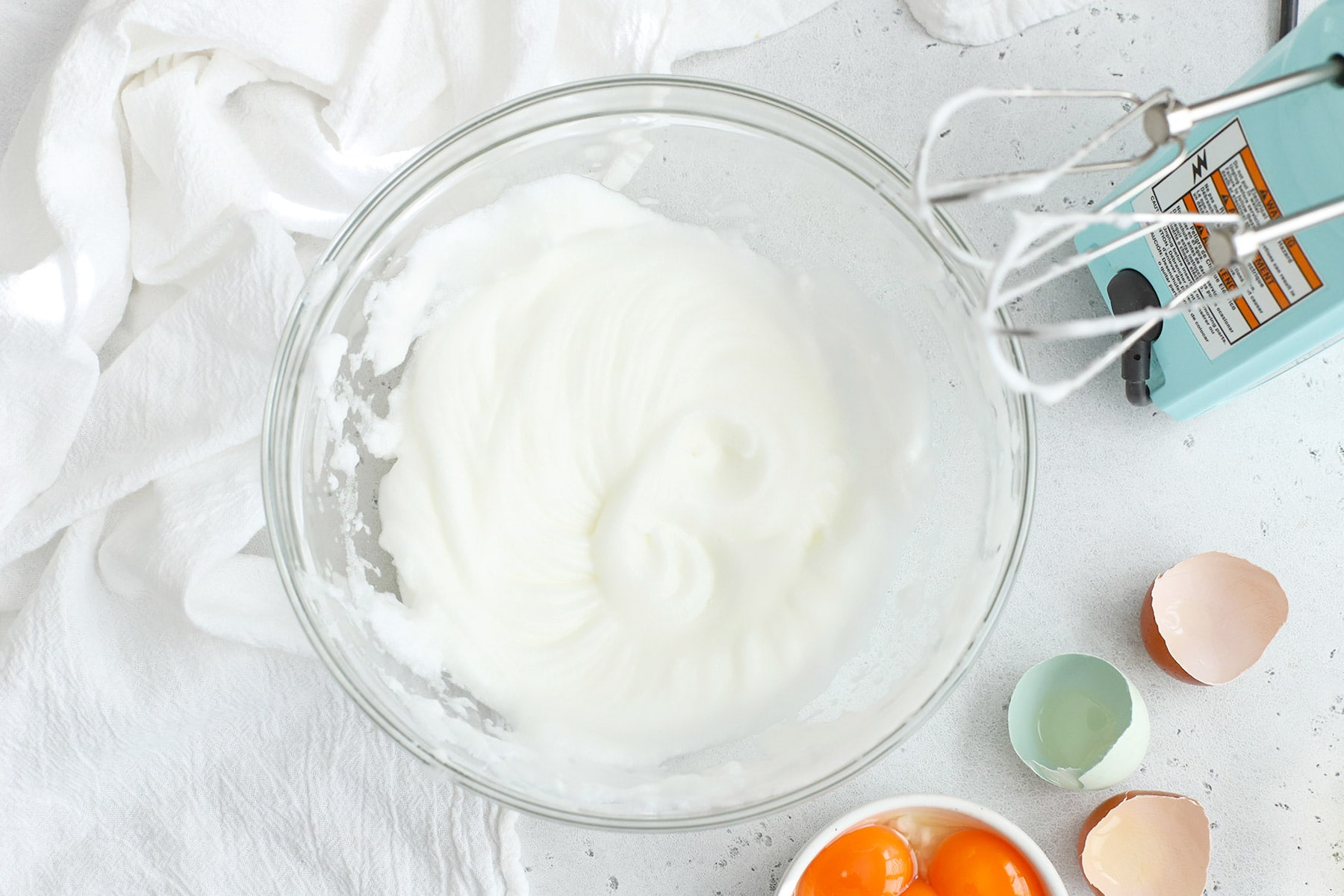 how-to-whip-egg-white-with-sugar-to-make-meringue