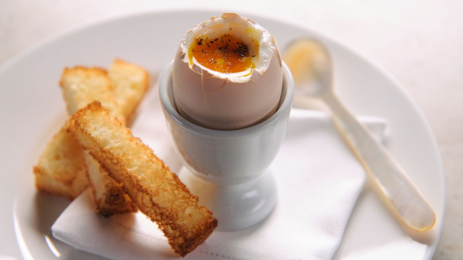 how-to-whisk-soft-boiled-eggs