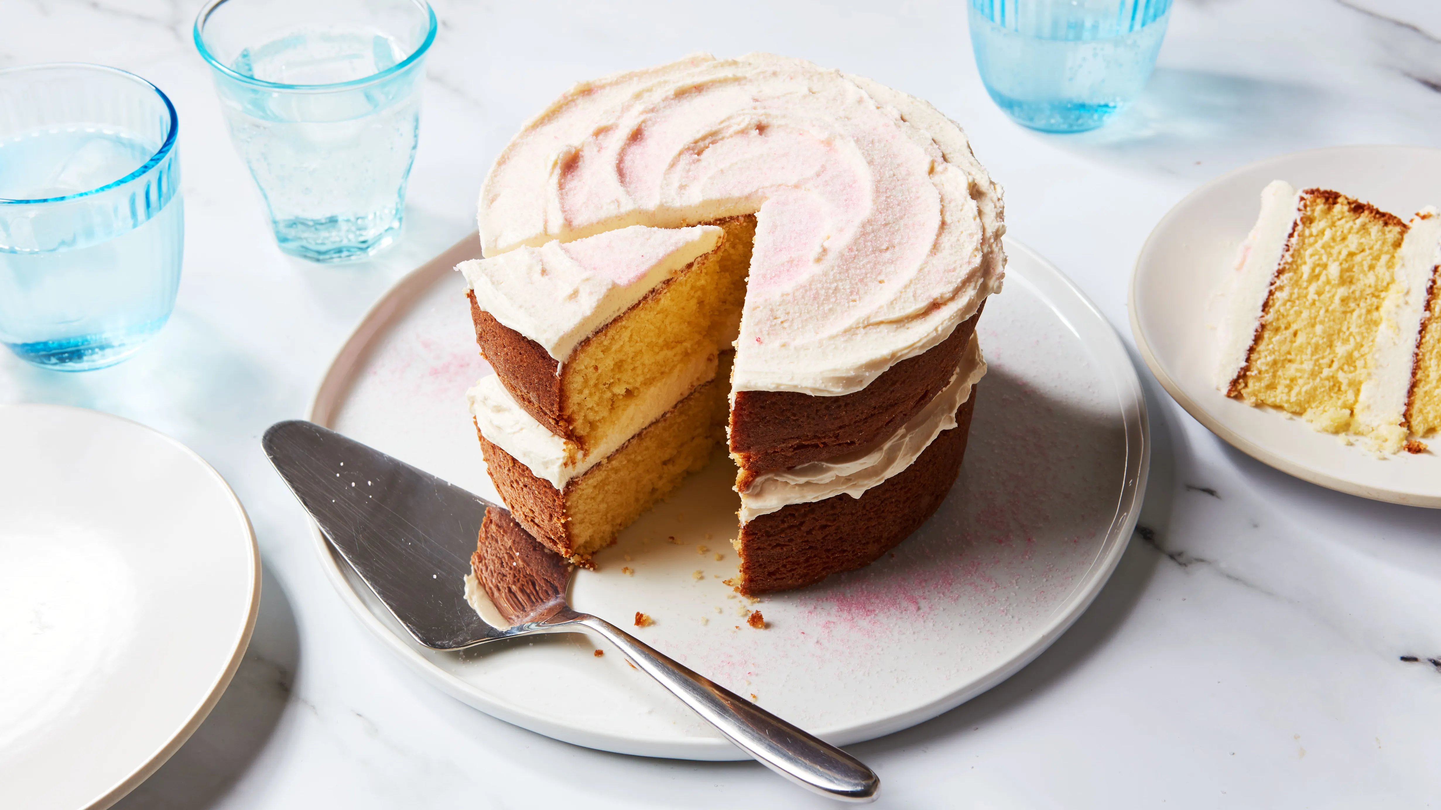 how-to-bake-a-design-into-the-middle-of-a-cake