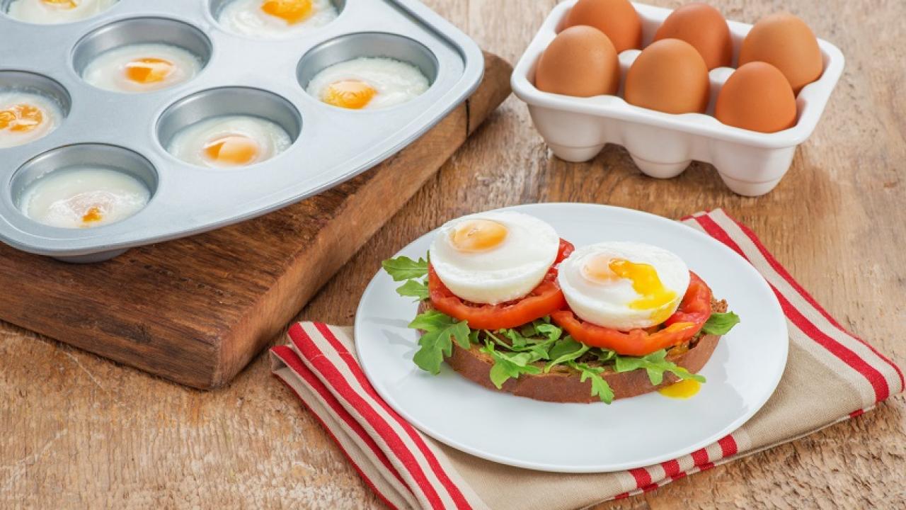 how-to-bake-eggs-in-silicone-muffin-tin