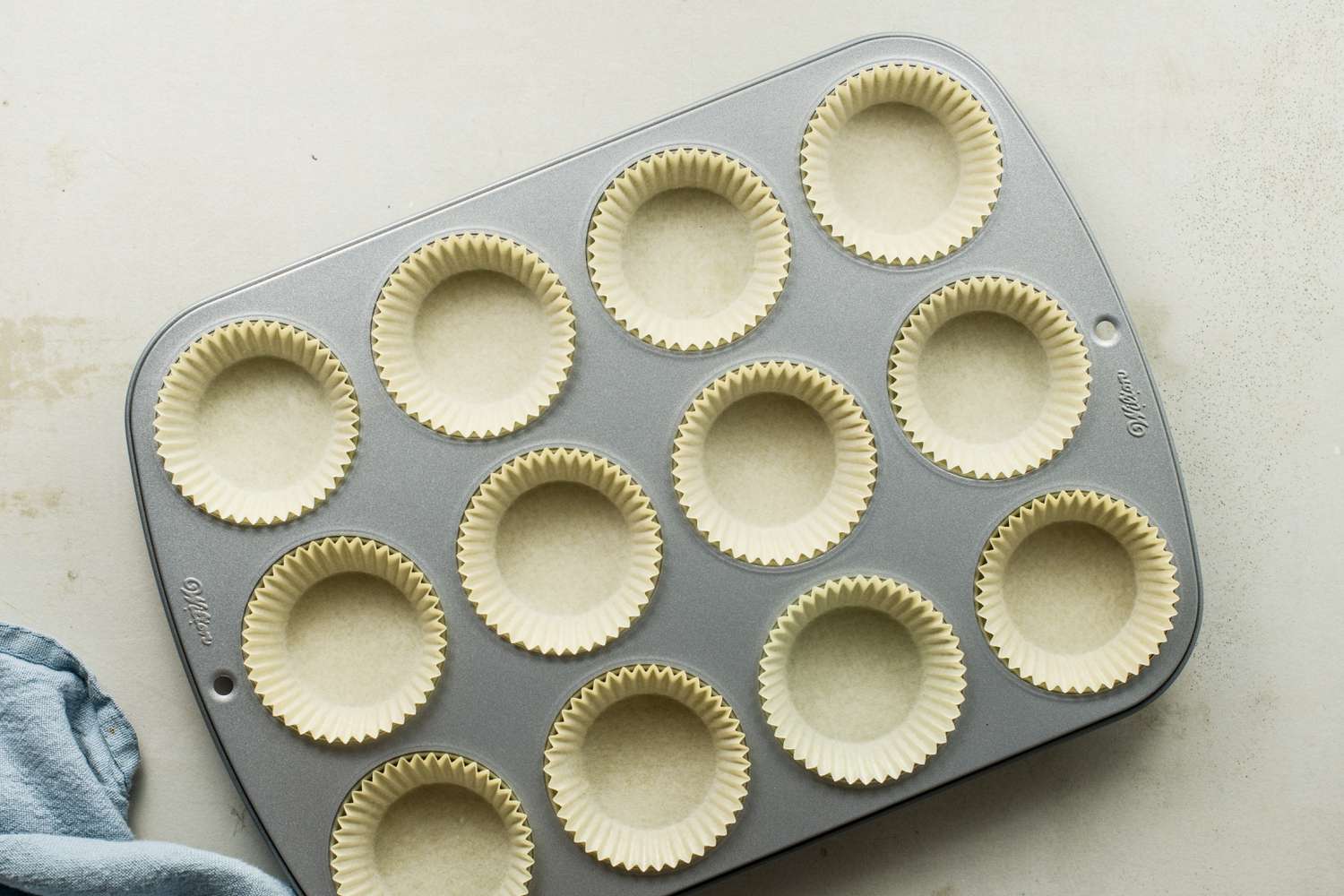 how-to-bake-in-a-large-cupcake-pan