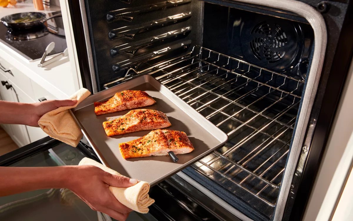 How to set the time of a Whirlpool oven? 