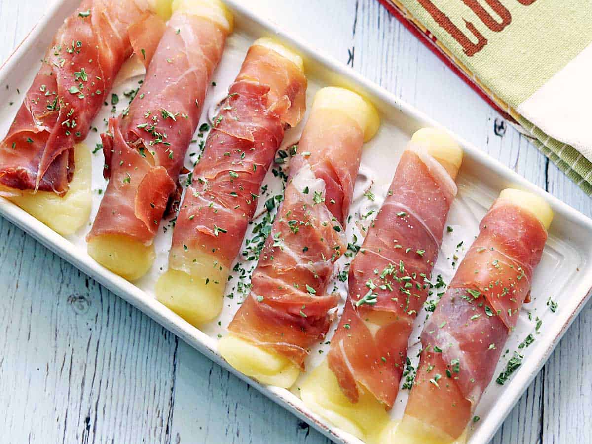how-to-bake-prosciutto-wrapped-cheese